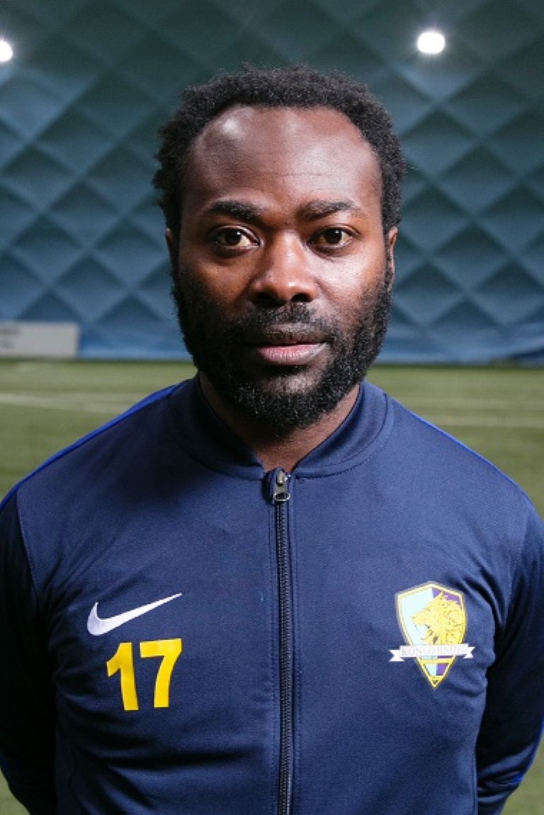 Tonton Zola Moukoko com as suas cores actuais do Kongo United