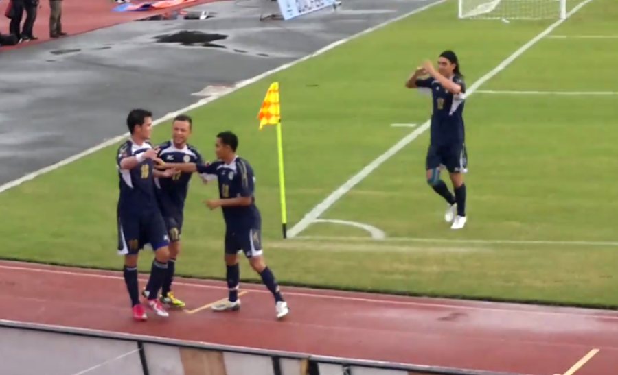Phil Younghusband festeja com a seleção das Filipinas, em 2011