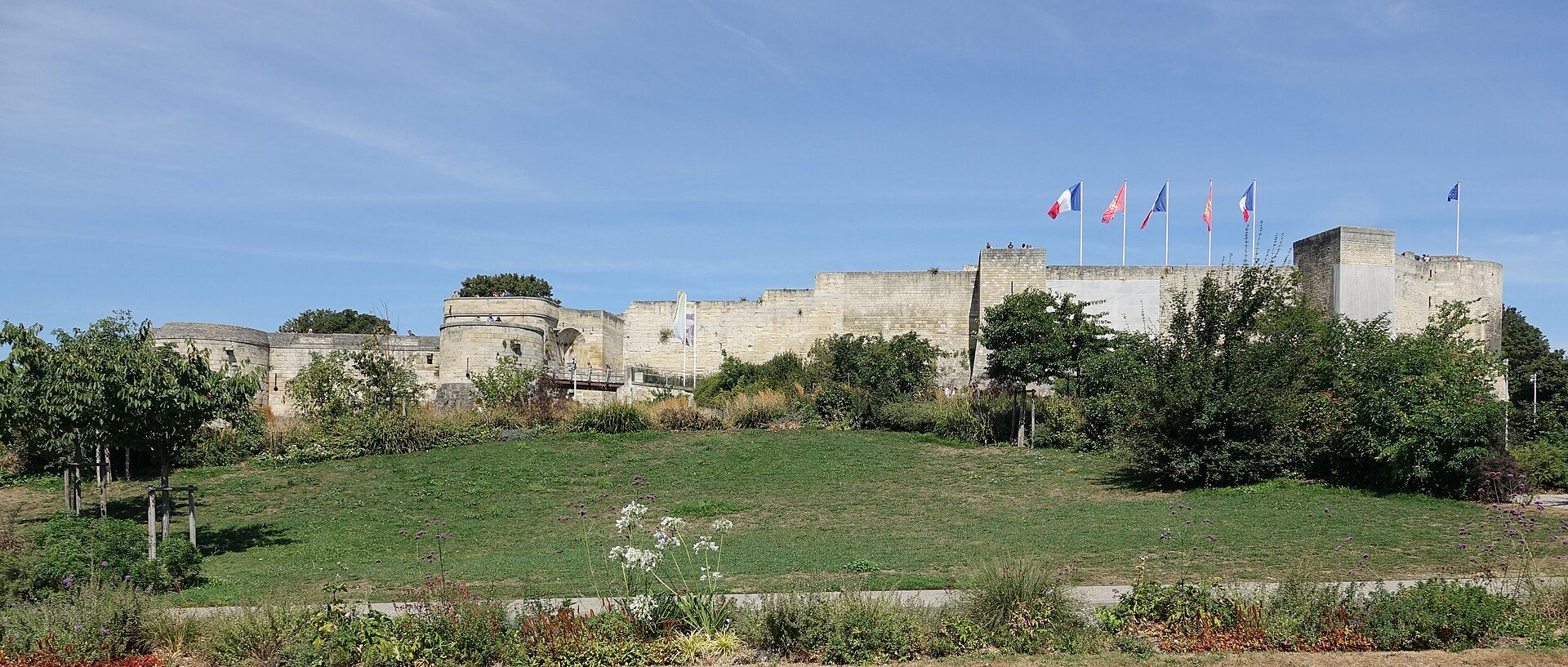 O castelo de Caen, a cidade do Avant Garde Caennaise