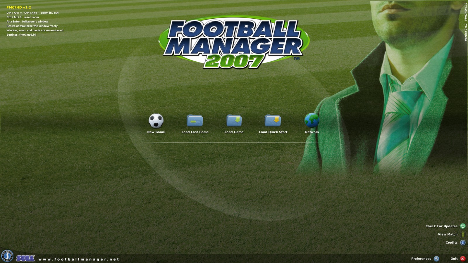 Football Manager 2007 HD a 1440p, com o ecrã inicial nítido e a legenda de atalhos do mod