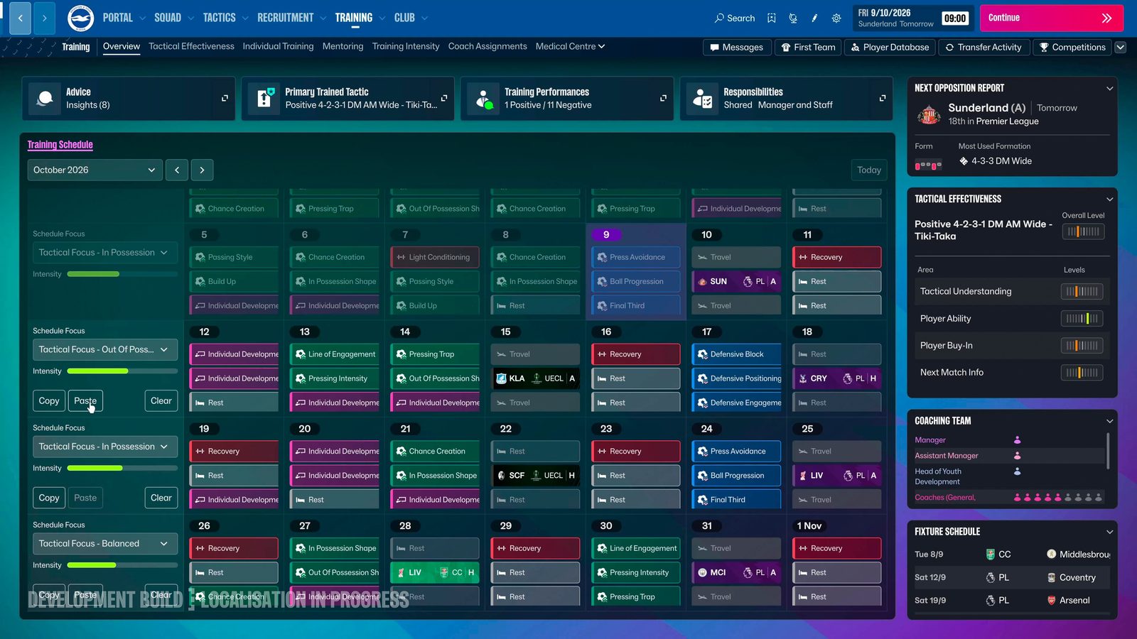 Ecrã de visão geral do treino no FM27, com o calendário semanal, o relatório do próximo adversário e o painel de Eficácia Tática